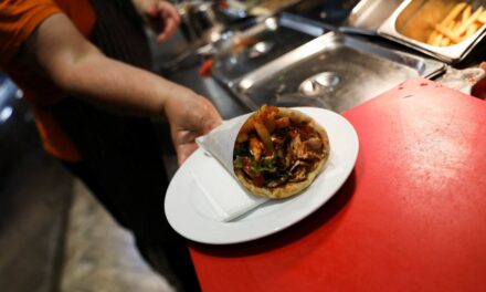Reuters: Τα ελληνικά εστιατόρια ζορίζονται καθώς οι τιμές στο σουβλάκι εκτινάσσονται στα ύψη