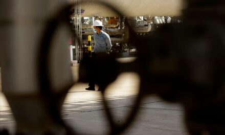 FT: Έτοιμη να αυξήσει την παραγωγή πετρελαίου η Σαουδική Αραβία λόγων των κυρώσεων στη Ρωσία
