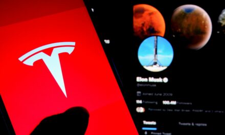 Μετοχές της Tesla αξίας 6,9δισ. δολαρίων πούλησε ο Μασκ καθώς αυξάνει η πιθανότητα εξαγοράς του Twitter