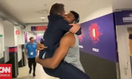 Η πιο viral στιγμή του Eurobasket 2022 ίσως είναι η αγκαλιά του Ιταλού προπονητή στον Αντετοκούνμπο