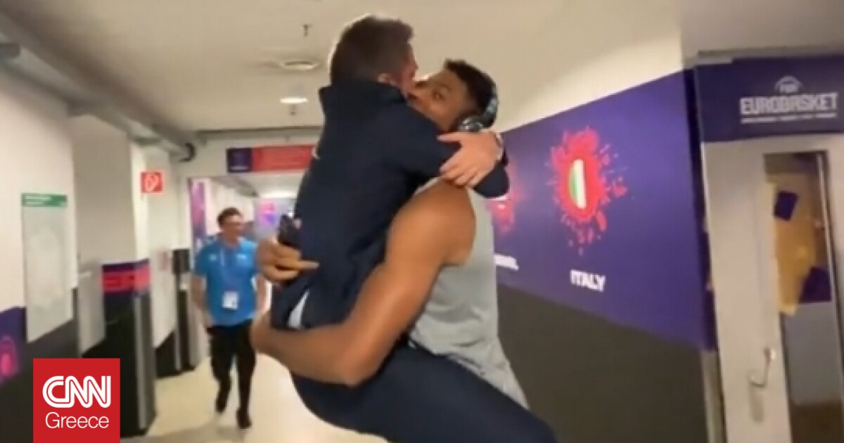 Η πιο viral στιγμή του Eurobasket 2022 ίσως είναι η αγκαλιά του Ιταλού προπονητή στον Αντετοκούνμπο